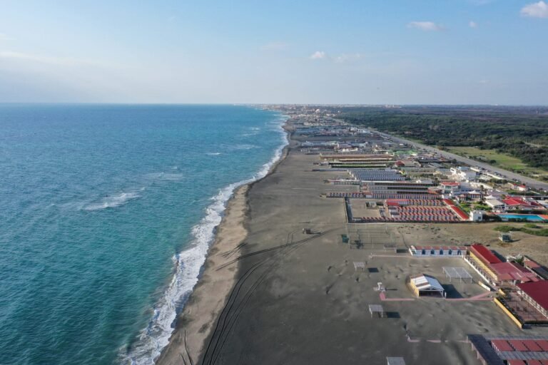 17-year-old British teen dies after beach sand tunnel collapses during family vacation: report