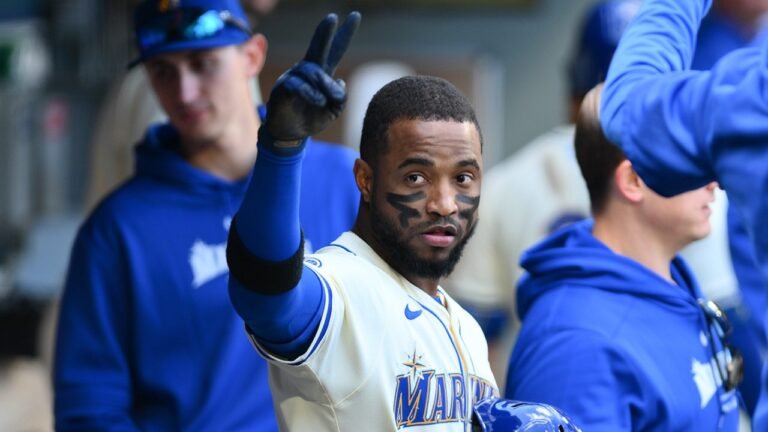 Mariners' Victor Robles throws bat at pitcher during minor league game