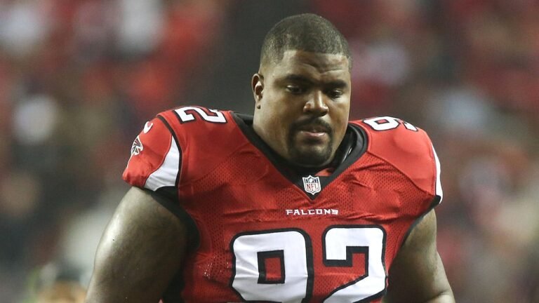 South Carolina assistant coach, ex-NFL player Travian Robertson hospitalized after car accident