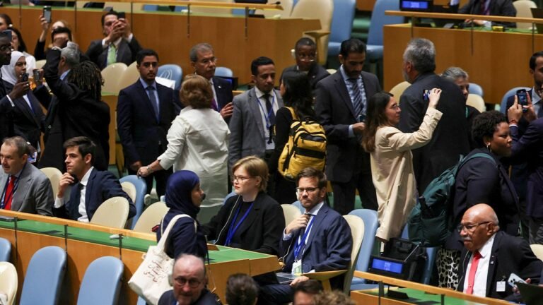 UN delegates walk out of Netanyahu address after cheering Palestinian leader day before
