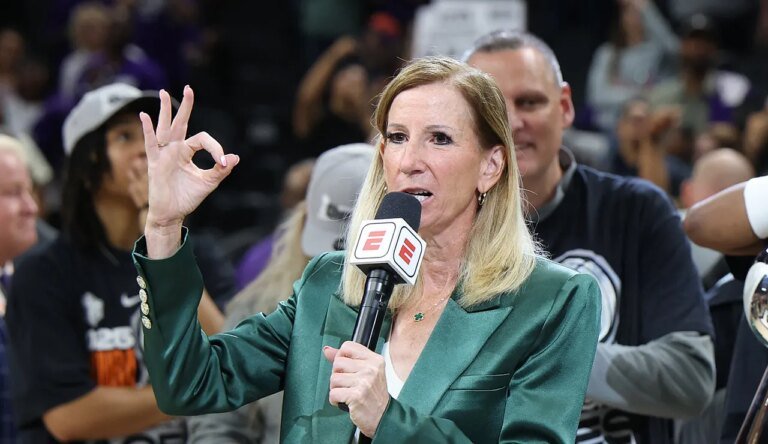 WNBA Commissioner Cathy Engelbert booed by crowd, flipped off while presenting WNBA championship trophy