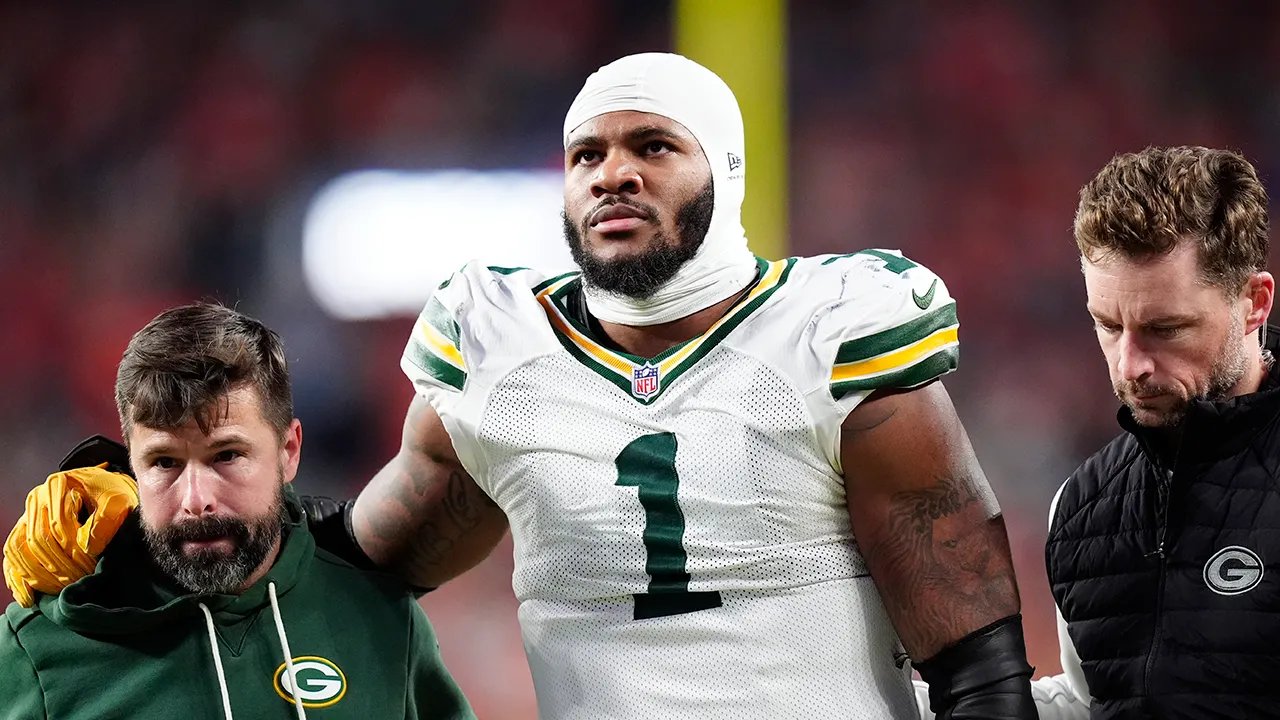 Packers star Micah Parsons suffers non-contact knee injury vs Broncos