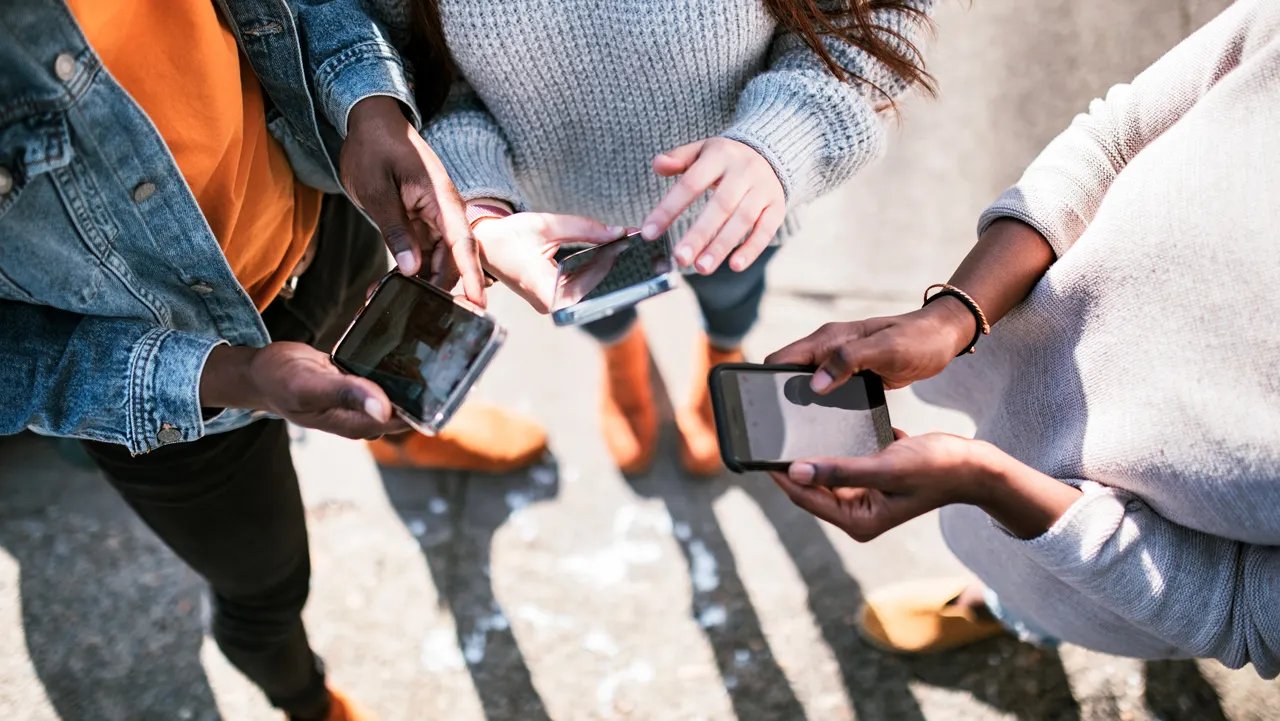 Cellphone health risks in focus of new government study: 'Very concerned'