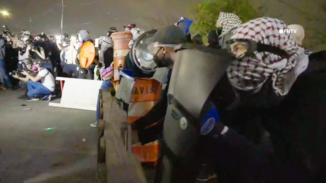Anti-ICE agitators throw wooden pallets, mattresses at federal agents during chaotic NJ detention center clash