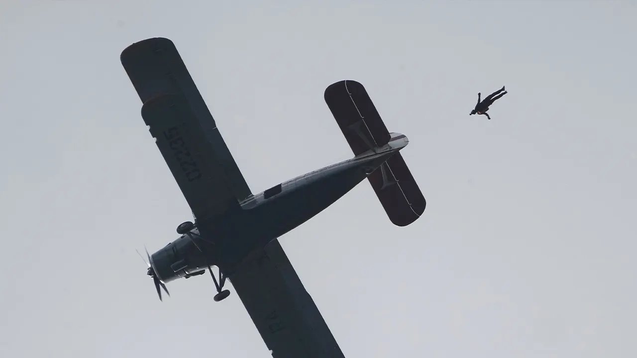 Skydiver dies after midair collision with another jumper during group jump in Washington state