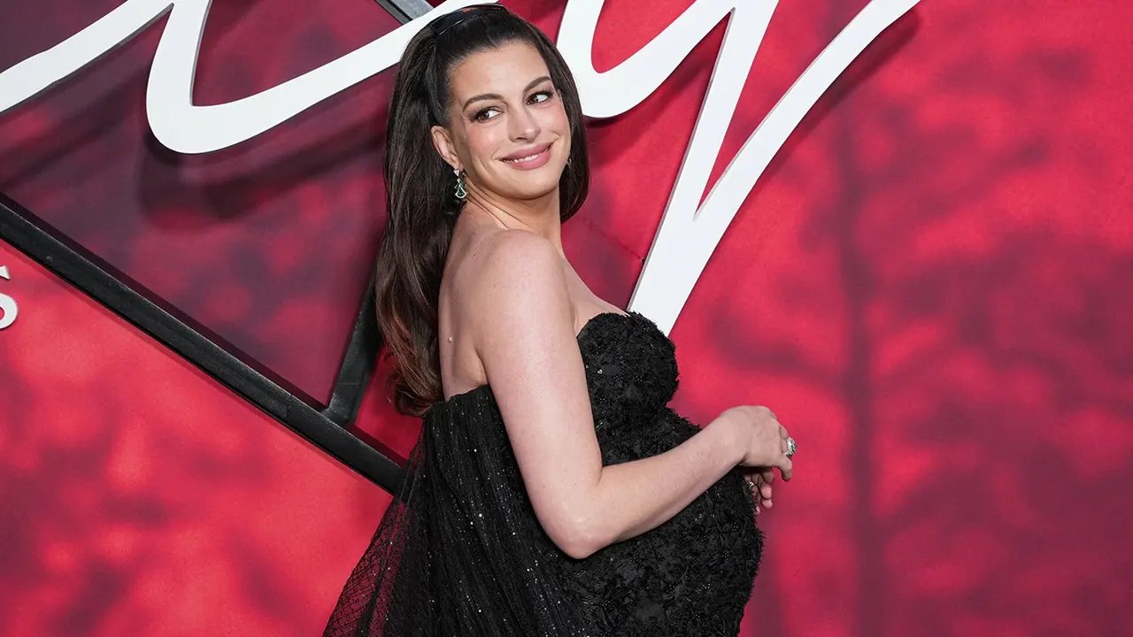 Anne Hathaway takes charge at the 'Verity' red carpet in viral moment