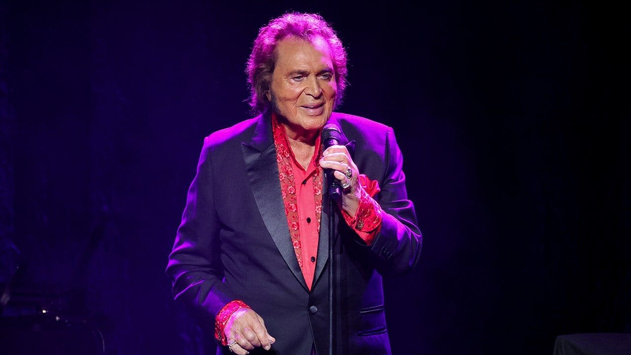 Engelbert Humperdinck reveals how an untied shoelace saved his life during British Army service