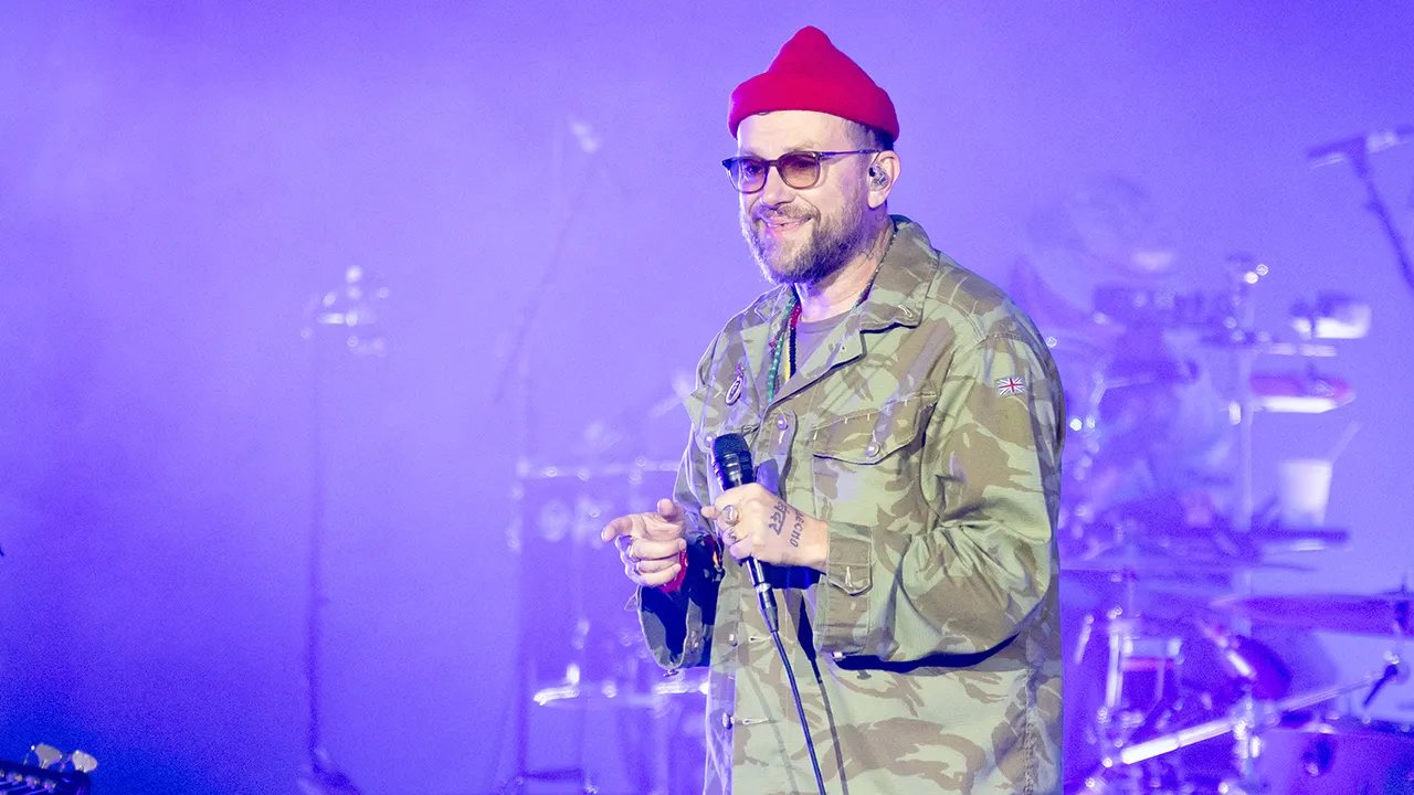 Gorillaz frontman Damon Albarn holds up Palestinian flag during show after Macklemore tour removal