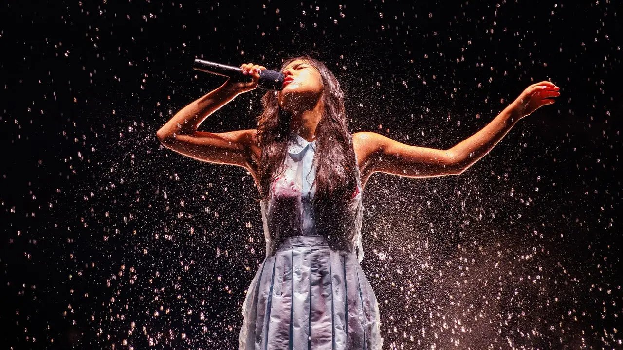 Olivia Rodrigo makes jaw-dropping tour debut with incredible disappearing dress performance