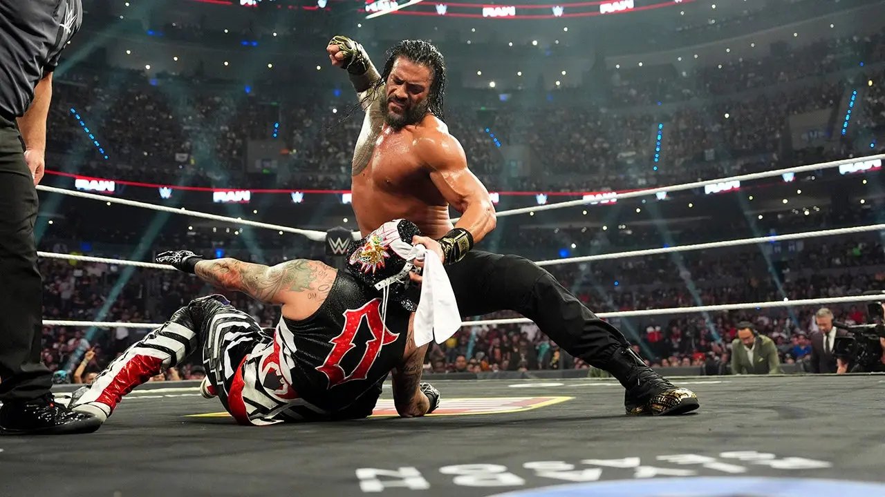 Roman Reigns survives Penta's World Heavyweight Championship challenge, LA Knight makes a statement of his own