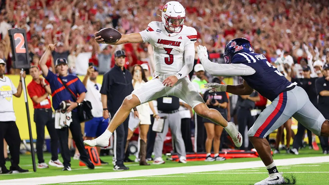 SMU vs Louisville could be a college football shootout with the over at 58.5 looking strong