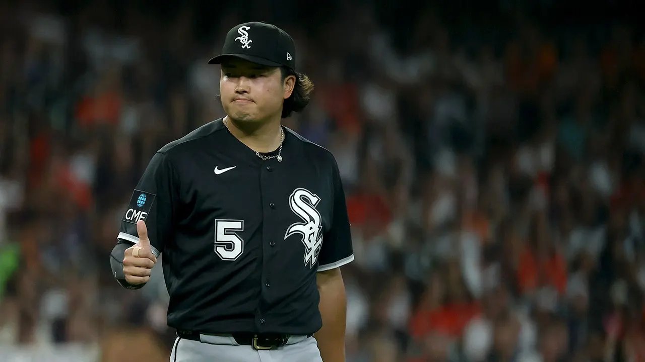 White Sox look to close out Houston Astros in two games after dominant playoff opener