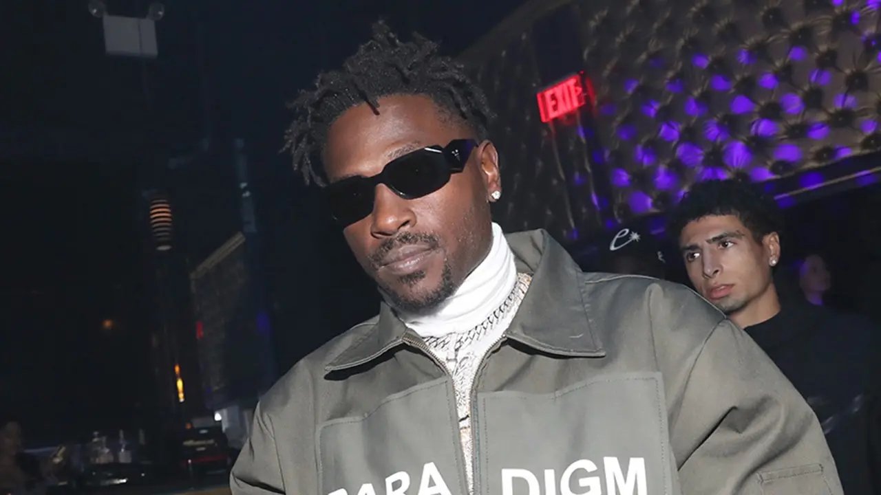 Antonio Brown booked for comedy debut at New England club while facing attempted murder charge