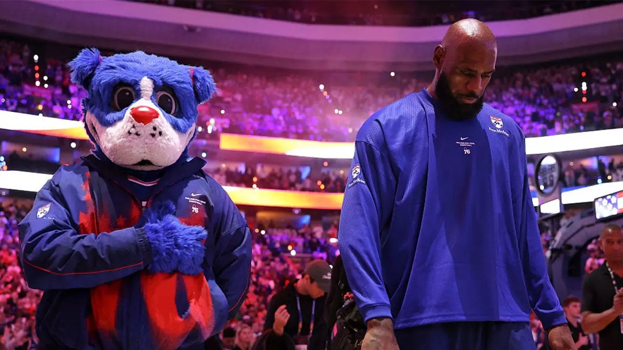 Ex-NBA player says LeBron James should 'stand the f— still' during national anthem