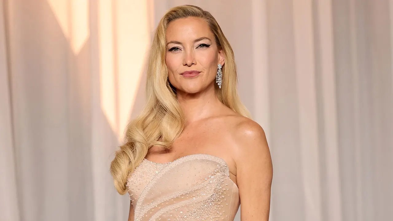 Kate Hudson flaunts toned abs in strapless red bikini during beach day with fiancé