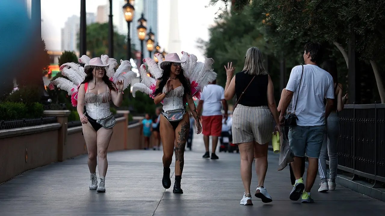 Las Vegas takes aim at notorious tourist trap as warnings appear along iconic Strip