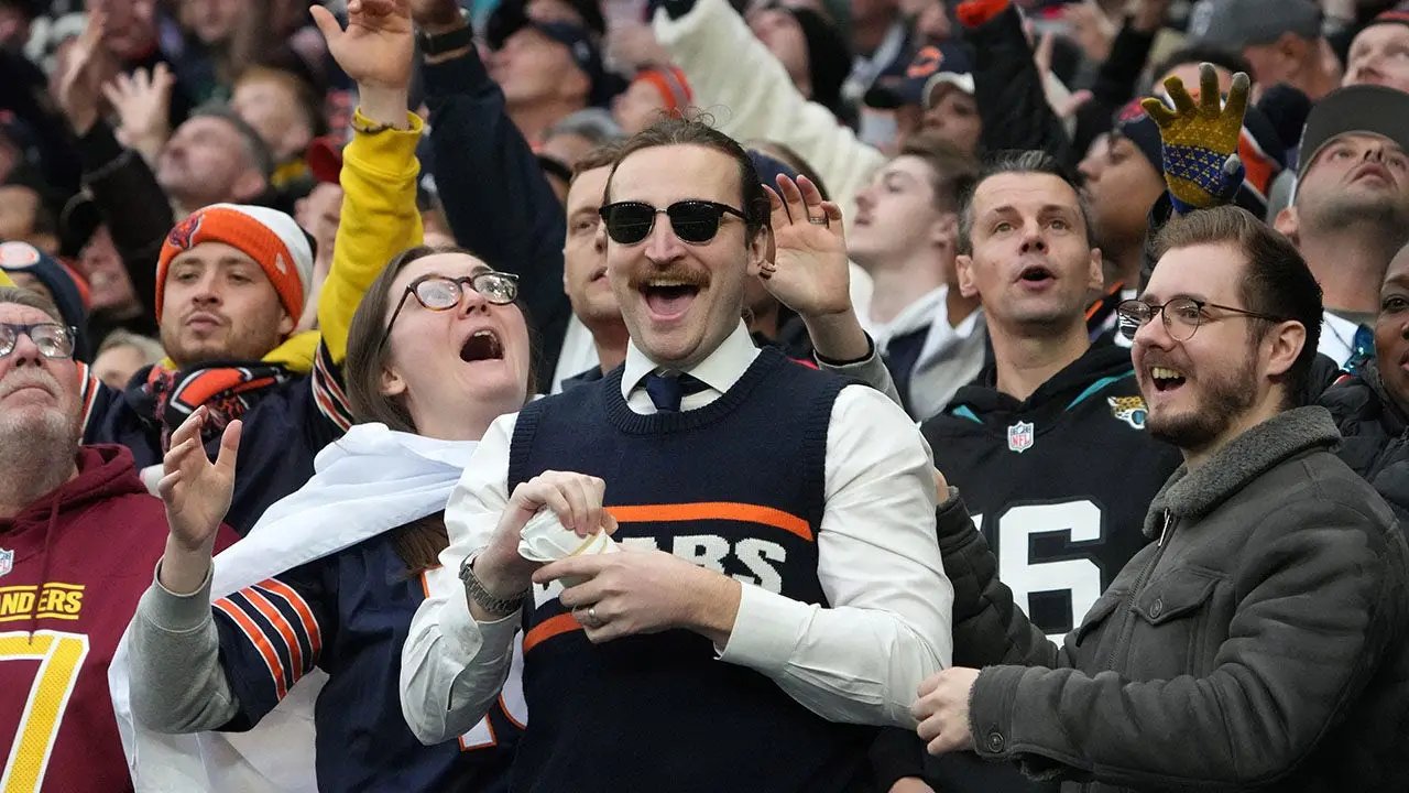 Mike Ditka tributes pour in from around the NFL including fans dressing like him in Green Bay