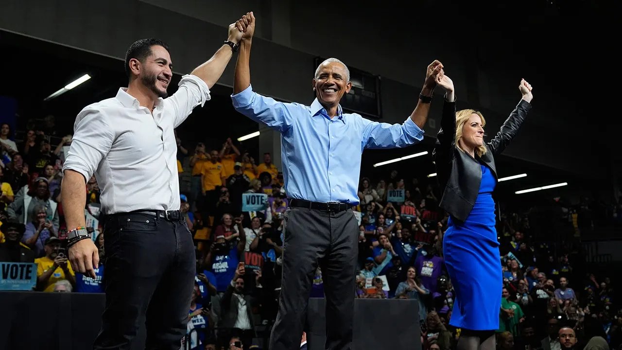 Obama cozies up to Dem Party's socialist wing as former president makes surprising midterm moves